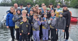 Wiosła w wodzie, medal na szyi Wiosła w wodzie, medal na szyi