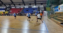 Amatorska piłka nożna rządziła na parkiecie