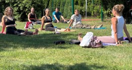 Weekend zaczynają od jogi na świeżym powietrzu
