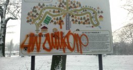 Zdewastowana tablica wyznaczająca trasę parkrunu