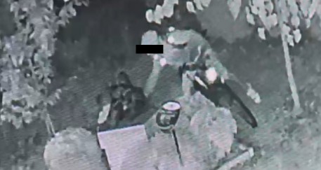 Kolejne Koziołki uszkodzone. Monitoring nagrał wandala
