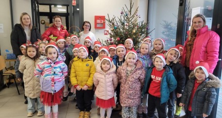 Świąteczny koncert w hospicjum w wykonaniu przedszkolaków