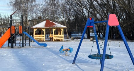 Jaśniej i bezpieczniej na placu zabaw w Rogach