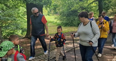 Przedszkolaki i dziadkowie na jednym szlaku