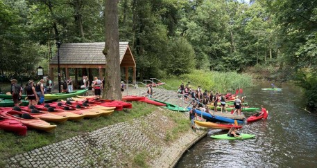 Czytelnicy na fali! Kajakowy start „Tajemniczego Ogrodu”