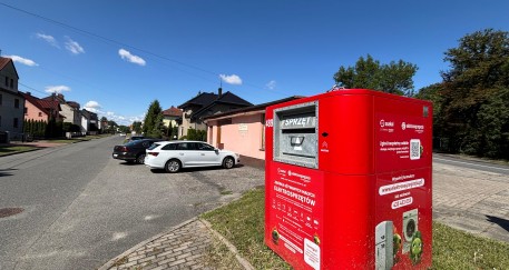 Czerwony pojemnik na osiedlu Południe w nowym miejscu