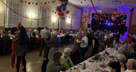 Seniorzy szaleli na parkiecie