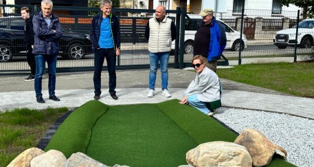 Kij w dłoń, minigolf czeka