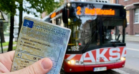 W poniedziałek wybierz autobus