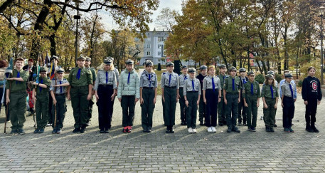 Narodowe flagi łopotały wśród jesiennych drzew