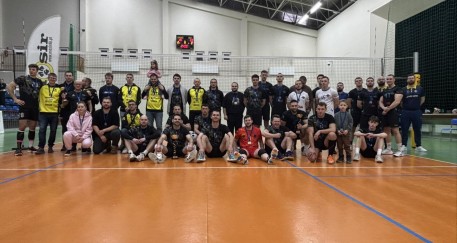 Czarne Mamby wiją się wśród złota