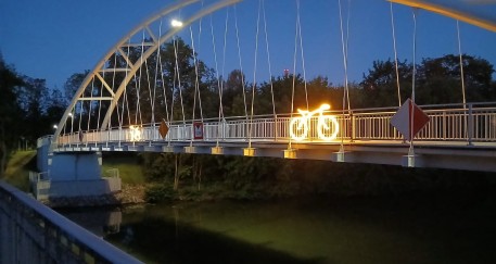 Neonowe rowery rozświetlą kładkę