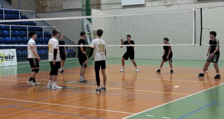 Młodzi na boisku, emocje na trybunach