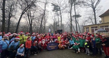 Czerwone czapki na trasie