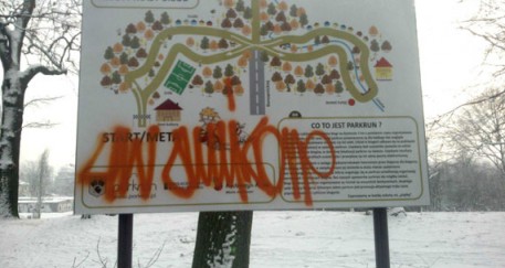 Zdewastowana tablica wyznaczająca trasę parkrunu