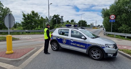 Straż miejska patroluje zjazd na ul. Wyspiańskiego
