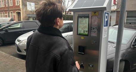 Koniec z drobnymi w kieszeniach. Nowe parkometry w mieście