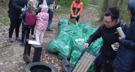 Worki pełne śmieci. To sprawka mieszkańców 