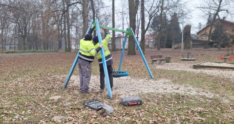 Dziecięce figle podczas spaceru po Plantach